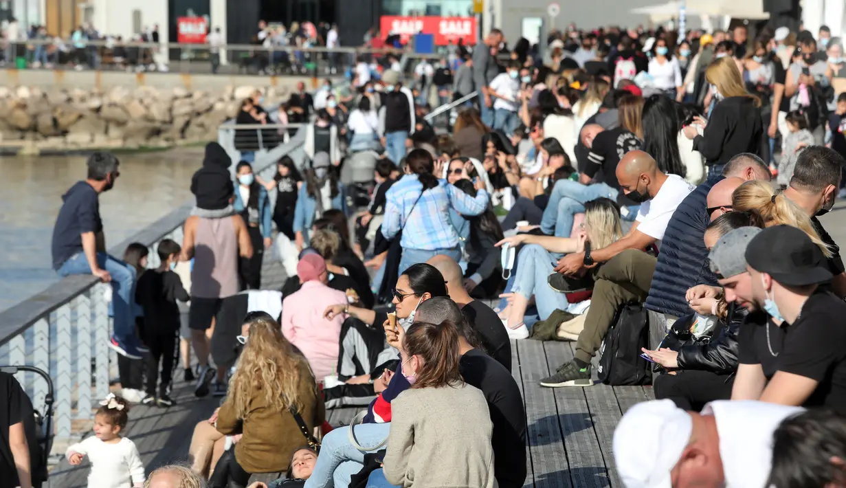 Orang-orang menikmati hari yang cerah di Tel Aviv, Israel, pada 26 Desember 2020. Kementerian Kesehatan Israel melaporkan 3.624 kasus baru COVID-19, sehingga totalnya bertambah menjadi 398.015 kasus. (Xinhua/JINI/Gideon Markowicz)