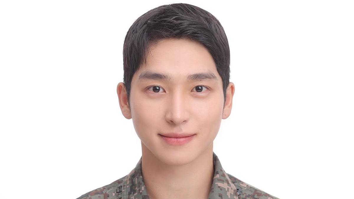 Potret THE BOYZ Sambut Sangyeon Pulang Wajib Militer