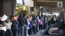 Calon penumpang antre masuk ke dalam Stasiun Citayam, Depok, Jawa Barat, Senin (8/6/2020). Memasuki fase PSBB proporsional menuju new normal Kota Depok, stasiun ramai dipadati penumpang yang kini mulai beraktivitas kembali. (Liputan6.com/Immanuel Antonius)
