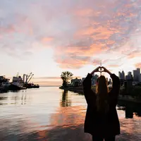 Berkali-kali aku coba untuk melupakannya, tapi tidak bisa. Harus aku akui aku memang jatut cinta dengan mantan pacar sahabatku sendiri. (Foto: media.supercraycray.com)