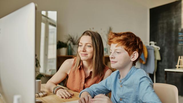 parenting contoh baik dalam penggunaan teknologi