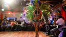 Aksi salah satu kontestan saat mengikuti ajang Miss Universe Gay 2017 di Medellin, Kolombia (5/2). Para kontestan adalah mereka yang sebelumnya berhasil mengikuti Miss Gay di negara mereka masing-masing. (Raul Arboleda / STR / AFP)