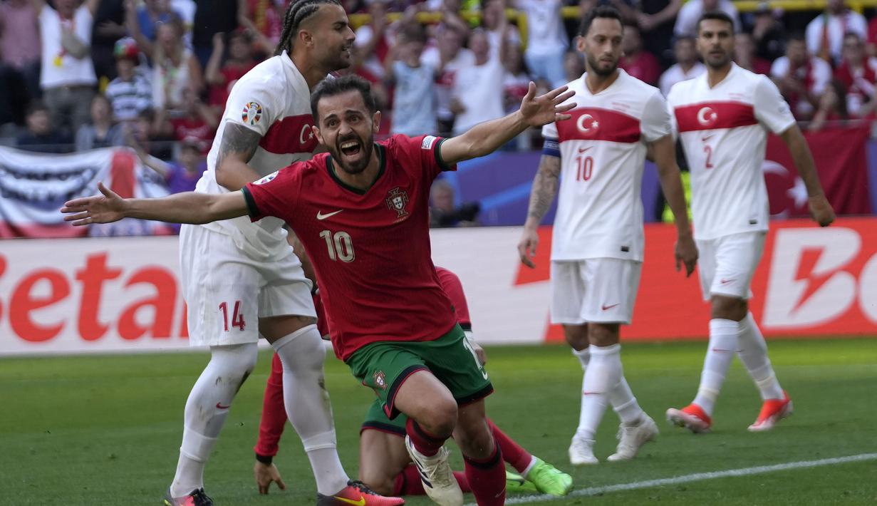 <p>Selebrasi gelandang Timnas Portugal, Bernardo Silva setelah mencetak gol pertama timnya ke gawang Timnas Turki pada laga matchday kedua Grup F Euro 2024 Westfalenstadion, Dortmund, Jerman, Sabtu (22/6/2024). (AP Photo/Themba Hadebe)</p>
