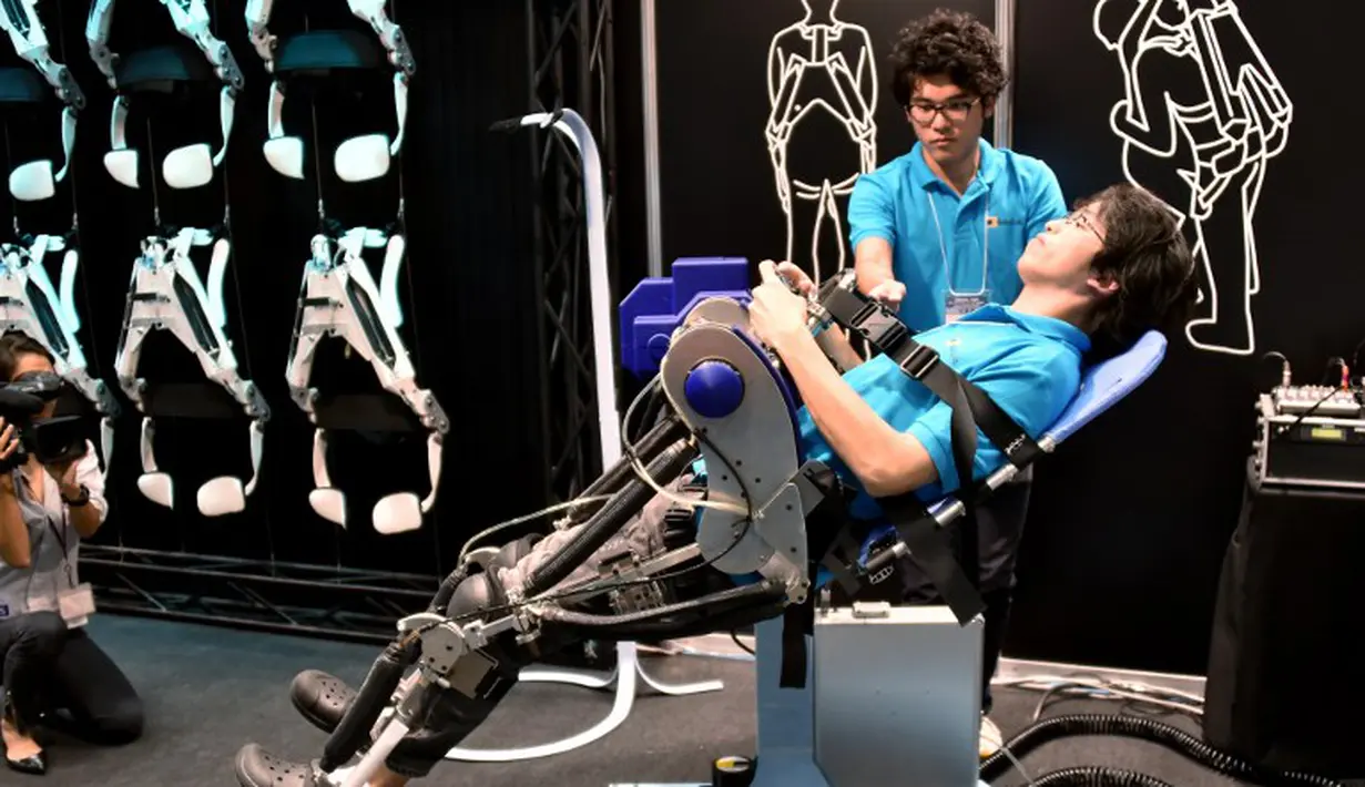 Mahasiswa Universitas Yamanashi saat menunjukkan robot bernama Kai-R yang juga mampu menerapi penderita patah kaki di Japan Robot Week 2014, Tokyo, Rabu (15/10/2014) (AFP PHOTO/Yoshikazu Tsuno)