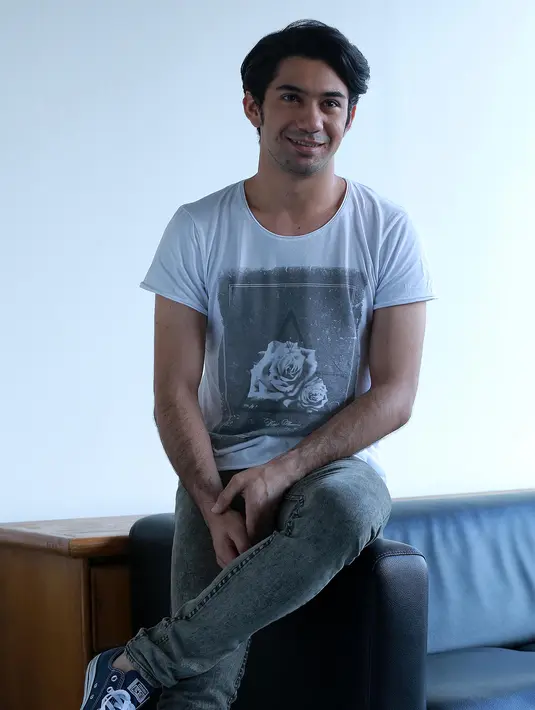 Reza Rahadian juga sudah mendapat restu dari Habibie. "Ini tanggung jawab dan saya harus maju. Eyang juga sudah merestui. Dia kontak saya secara pribadi,” ujar Reza Rahadian. (Galih W. Satria/Bintang.com)