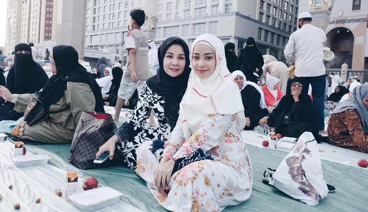 Lewati hari ultah yang ke-21 tahun pada 2015 lalu di Mekah bareng sang ibunda, tentunya jadi momen manis dan tak terlupakan tersendiri bagi Nikita Willy. Waktu berlalu, tak terasa istri Indra Priawan ini kini sudah menginjak usia 28 tahun dan jadi ibu. Tampil anggun berhijab saat umrah beberapa tahun lalu, Nikita Willy bikin pangling dan banjir pujian. (Liputan6.com/IG/@nikitawillyofficial94)