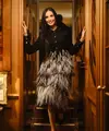 Aktris Amerika yang dinominasikan sebagai Aktris Utama dalam film The Substance ini tampil elegan dengan jaket tweed hitam berkilau yang dihiasi bulu dalam gradasi warna, dipadukan dengan rok senada dari koleksi Spring-Summer 2025 Ready-to-Wear. [Dok/CHANEL].