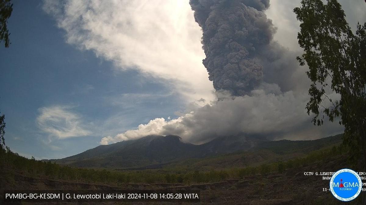 Gunung Lewotobi Laki-Laki meletus dahsyat