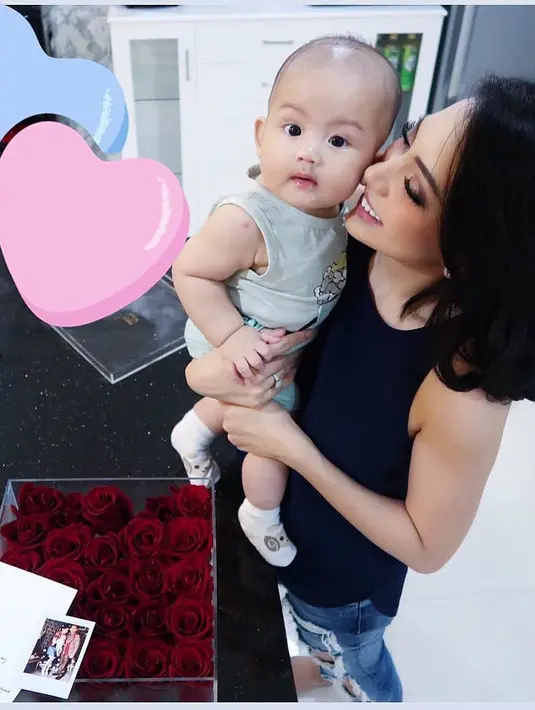Tak heran jika Kezia terus memancarkan aura bahagianya setelah memiliki seorang momongan bersama Axel Narang di tahun 2017 silam. Penampilan pun selalu menjadi prioritasnya di saamping mengurus anak dan suaminya.  (Instagram/itskeziakaramoy)