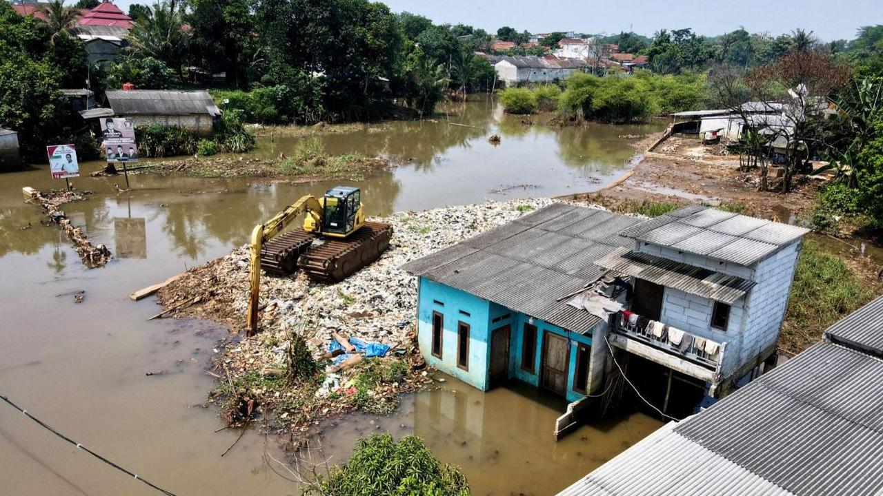 FOTO: Berbulan-bulan Banjir yang Disebabkan Gunung Sampah Masih Merendam Rumah-Rumah hingga Melumpuhkan Jalan di Depok