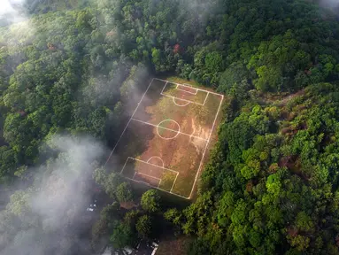 Pemandangan lapangan sepak bola di kawah gunung berapi Teoca di kota Santa Cecilia Tepetlapa, di pinggiran Mexico City, diambil pada 9 Juli 2023. (CLAUDIO CRUZ / AFP)