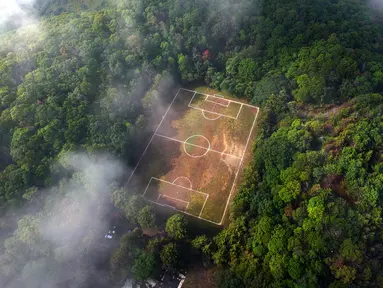 Pemandangan lapangan sepak bola di kawah gunung berapi Teoca di kota Santa Cecilia Tepetlapa, di pinggiran Mexico City, diambil pada 9 Juli 2023. (CLAUDIO CRUZ / AFP)