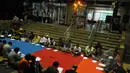 Sejumlah masyarakat menggelar istighosah di halaman Gedung KPK, Jakarta, Minggu (1/2/2015). (Liputan6.com/Andrian M Tunay)