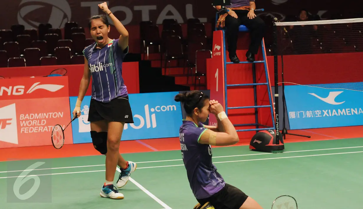 Pebulutangkis ganda putri Indonesia, Greysia Polii/Nitya K Maheswari melakukan selebrasi usai menumbangkan Amelia Alicia Anscelly/Soong Fie Cho (Malaysia) di Total BWF World Championships 2015, Jakarta, Jumat (14/8/2015). (Liputan6.com/Helmi Fithriansyah)