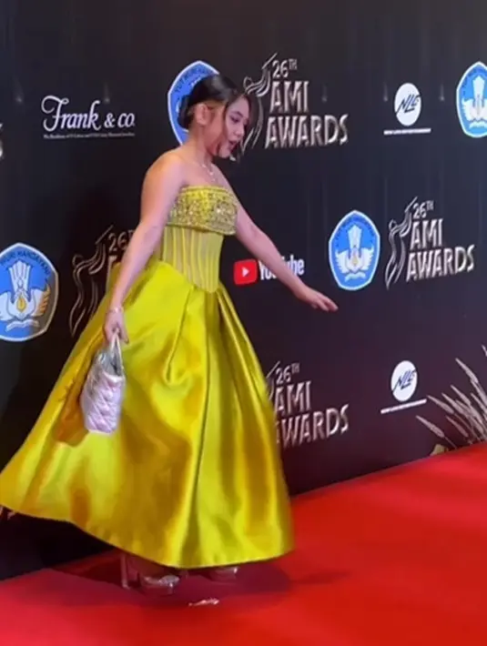 Penampilannya bak princess dengan rambut yang digelung dan menyisakan beberapa bagian rambut sebagai poni. [Foto: Instagram/zivamagnolya]