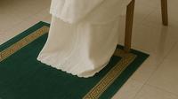 Ilustrasi lansia sholat duduk (Foto: ChatGPT)