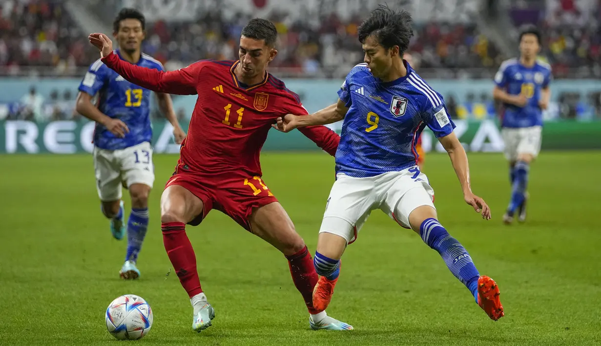 <p>Kemenangan Jepang pada matchday ketiga Grup E Piala Dunia 2022 tak berjalan mudah. Skuad Samurai Biru beberapa kali harus kalah permainan dari Spanyol di awal babak pertama. (AP/Julio Cortez)</p>