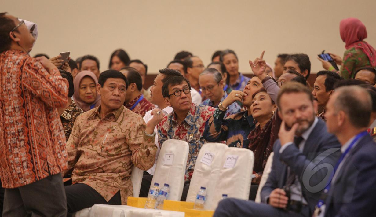 Sejumlah pejabat negara menghadiri peluncuran Inpres tentang Aksi Pencegahan dan Pemberantasan Korupsi di Kantor Kementerian PPN/Bappenas, Jakarta, Selasa (26/5/2015). Inpres dimaksud adalah Inpres Nomor 7 Tahun 2015. (Liputan6.com/Faizal Fanani)
