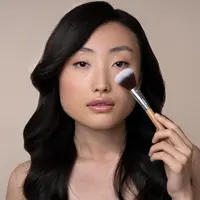 Sahabat Fimela, tampilan satin finish bisa menjadi pilihan tepat untuk acara bukber, terutama jika digelar di area outdoor. [Dok/freepik.com].