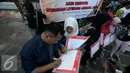 Komunitas Gerakan Literasi Aksara Jawa menggelar peringatan Hari Aksara Internasional ke-50 di Titik Nol km dengan tema bermain dan belajar dengan masyarakat tentang aksara Jawa, Yogyakarta, Kamis (8/9). (Liputan6.com/ Boy Harjanto)