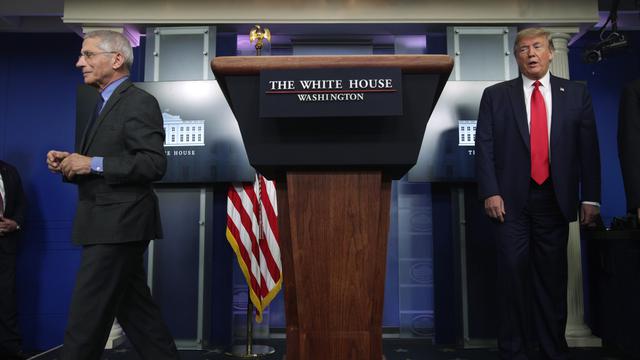 Presiden AS Donald Trump dan Direktur Institut Nasional Alergi dan Penyakit Menular  Anthony Fauci selama pengarahan harian Gugus Tugas Koronavirus Gedung Putih di Ruang Sidang James Brady di Gedung Putih, 13 April 2020 di Washington, DC.