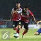 Pemain Persiba, M Akbar Rizal (kiri) berusaha merebut bola dengan Tantan (kanan) pada pertandingan Piala Presiden di Stadion Jalak Harupat, Bandung, Jawa Barat, Rabu (2/9/2015). Persib menang atas Persiba dengan skor 4-0. (Liputan6.com/Herman Zakharia)