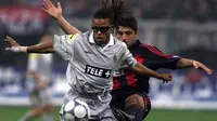Edgar Davids. Gelandang berusia 48 tahun yang pensiun bersama Barnet pada Januari 2014 ini didatangkan Juventus dari AC Milan pada tengah musim 1997/1998. Berseragam Juventus hingga tengah musim 2003/2004, ia total tampil dalam 243 laga dengan torehan 13 gol dan 18 assist. (AFP/Gabriel Bouys)