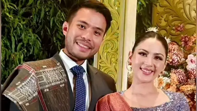 Penampilan Jessica Mila saat Hadir di Pernikahan Adat Batak pakai songket. [@merdisihombingluxury]