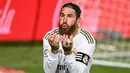 Bek Real Madrid, Sergio Ramos, merayakan gol yang dicetaknya ke gawang Getafe pada laga lanjutan La Liga pekan ke-33 di Stadion Alfredo Di Stefano, Jumat (3/7/2020) dini hari WIB. Real Madrid menang 1-0 atas Getafe. (AFP/Gabriel Bouys)