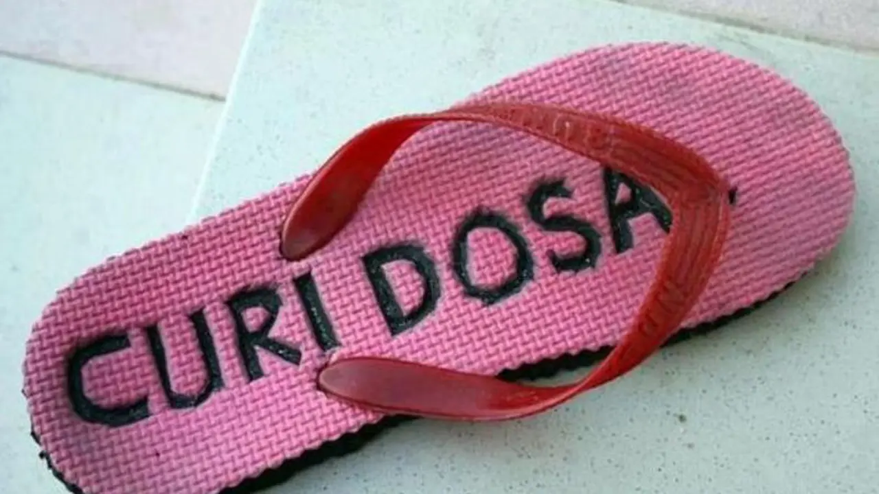 [Bintang] Cara Orang Indonesia Lindungi Sandal dari Maling Saat Tarawih
