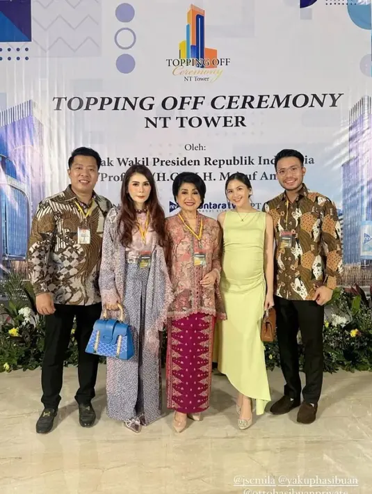 Tampil bersama suami di suatu acara, Jessica Mila kembali terlihat elegan dibalut dress yang memperlihatkan baby bumpnya. Ia mengenakan dress simpel berwarna kuning tanpa lengan dan menenteng handbag cokelat. [Foto: Instagram/jesicamila03]