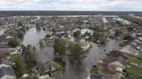 Jalan-jalan dan rumah-rumah yang terendam banjir terlihat setelah terjangan Badai Ida di subdivisi Spring Meadow di LaPlace, Louisiana, Senin (30/8/2021). Badai Ida ini sebagai salah satu badai paling kuat yang pernah melanda Amerika Serikat.  (AP Photo/Steve Helber)