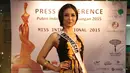 Puteri Indonesia Lingkungan 2015, Chintya Fabyola menunjukan salah satu kostum untuk dipakai di ajang Miss International 2015, Jakarta, Kamis (8/10/2015). Miss International 2015 akan diselengarakan di Tokyo pada 16 Oktober. (Liputan6.com/Herman Zakharia)