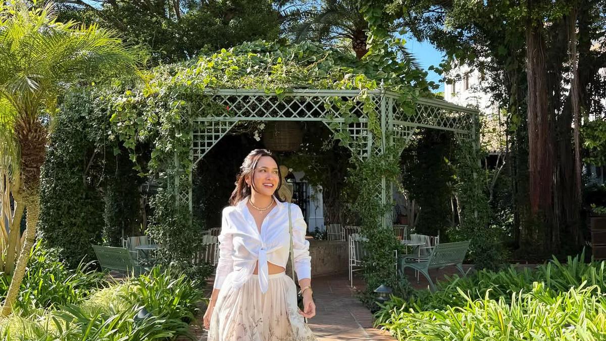 Tampilan Summer Look Shandy Aulia Liburan di Spanyol dengan Rok Dior Rp75 Jutaan
