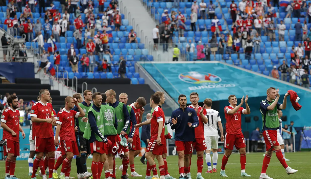 Tim Rusia melambai kepada para penggemar setelah menang melawan Finlandia pada pertandingan grup B Euro 2020 di stadion Saint Petersburg, di St. Petersburg, Rusia, Rabu (16/6/2021). Rusia Kini mereka sudah mengumpulkan tiga poin dari dua laga, sama dengan Finlandia. (Evgenia Novozhenina/Pool via AP)