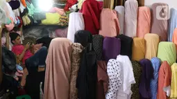 Aktivitas perdagangan tekstil di kawasan Tangerang, Banten, Sabtu (25/9/2021). Program Restrukturisasi Mesin/Peralatan tahun 2021 diluncurkan sebagai salah satu insentif bagi sektor industri tekstil dan produk tekstil untuk meningkatkan kinerja di masa pandemi. (Liputan6.com/Angga Yuniar)