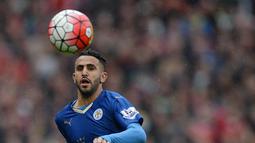 1. Riyad Mahrez, sukses mendatangkan N’Golo Kante, kini Chelsea dikabarkan Daily Express kian dekat mendapatkan pemain Leicester lainnya, Riyad Mahrez. Gelandang Algeria itu sudah menolak memperpanjang kontrak dari The Foxes. (AFP/Oli Scarff)