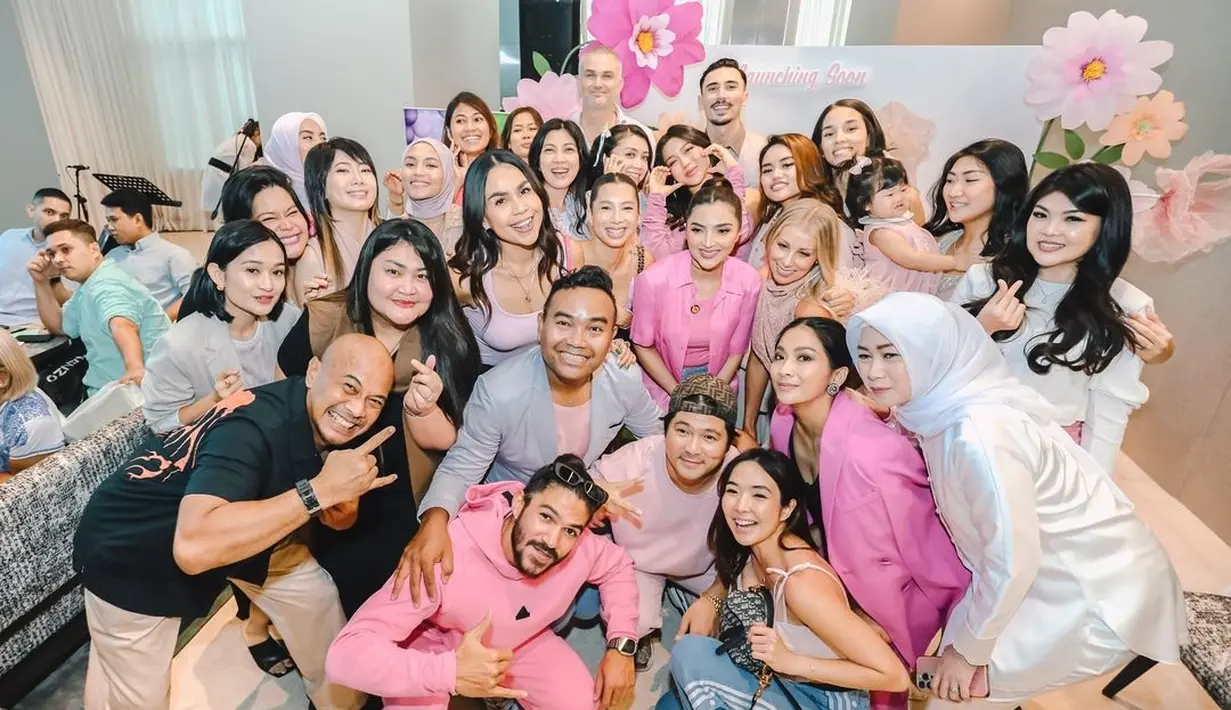Para tamu undangan, termasuk beberapa selebritis terkenal, tampil dengan gaya OOTD serba pink, yang menambah keceriaan suasana acara. [@inijedar].