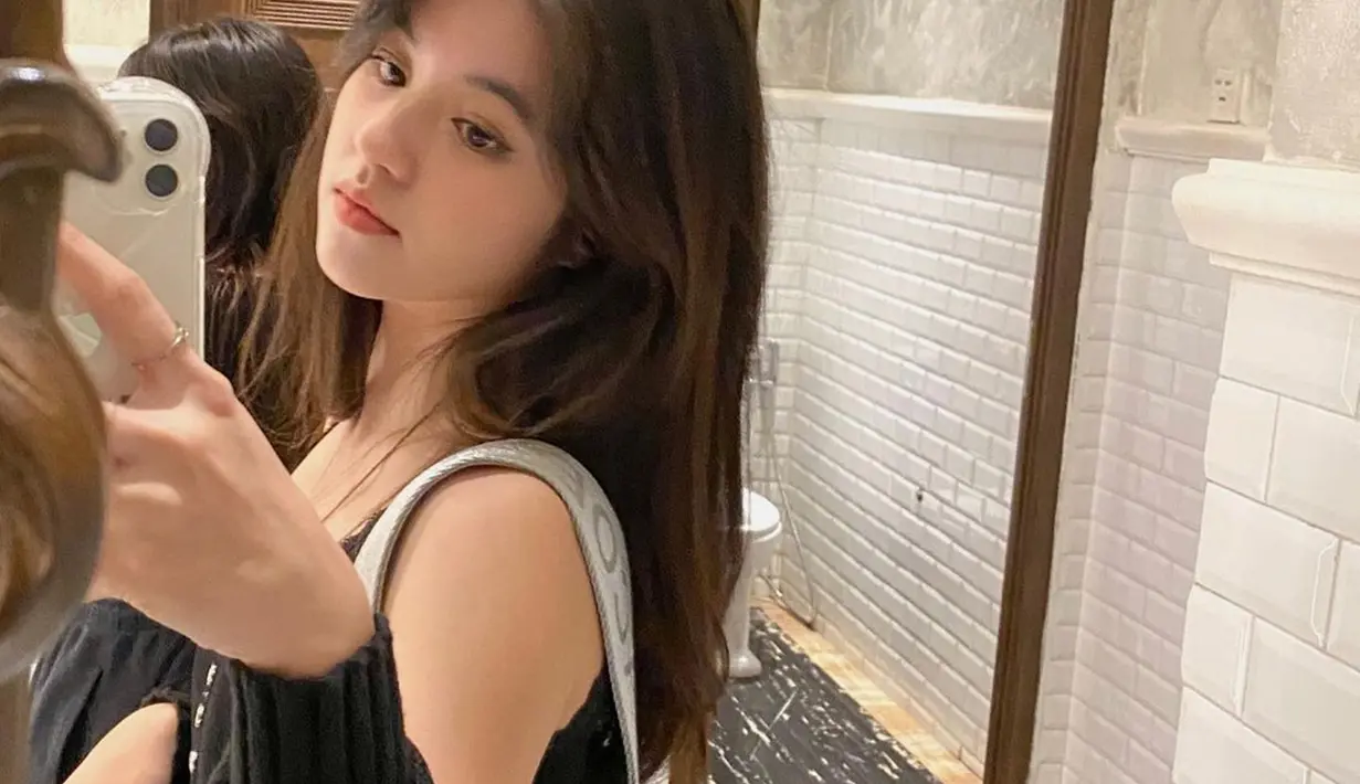 Pose foto Vonny Felicia dengan menatap ke cermin seraya selfie ini curi perhatian. Aura menawan dari Vonzy saat mirror selfie ini membuat ia mendapat banyak pujian dari netizen. Tak heran, foto Vonzy yang menawan ini banjir pujian dari netizen. (Liputan6.com/IG/@vonnyfelicia)