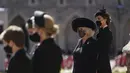 Kate Middletone, Duchess of Cambridge (kanan) berdiri menjelang pemakaman Pangeran Philip di kastil Windsor, Inggris (17/4/2021). Kate Middletone, Duchess of Cambridge tampil memesona dengan busana dan masker hitam. (Victoria Jones/Pool via AP)