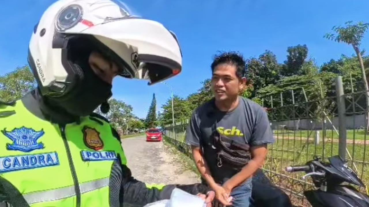 Pemotor Knalpot Brong Sambil Merokok Tanpa Helm Disetop Polisi, Bukan Ditilang Tapi Dihukum Pungut Sampah