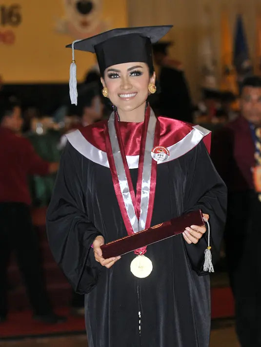 Setelah bersusah payah menuntaskan ujian skripsi pada Agustus lalu dengan perolehan nilai memuaskan, Julia Perez alias Jupe akhirnya melaksanakan wisuda dan menyandang predikat sebagai  Sarjana Hukum pada Rabu (18/11/2015). (Deki Prayoga/Bintang.com)