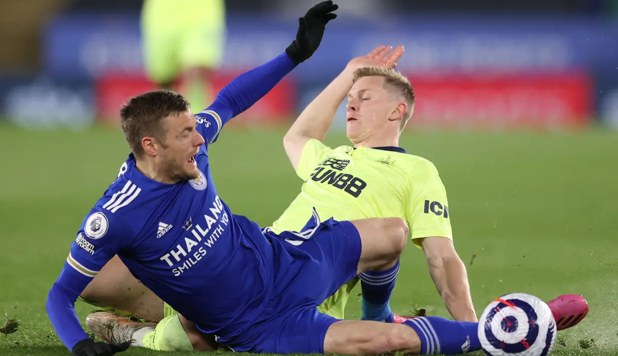 Penyerang Leicester City, Jamie Vardy berebut bola dengan bek Newcastle United, Emil Krafth pada pertandingan lanjutan Liga Inggris di Stadion King Power di Leicester, Inggris, Sabtu (8/5/2021). Bagi Leicester, kekelahan ini dapat menggesernya dari posisi ketiga klasemen. (AFP/Pool/Alex Pantling)
