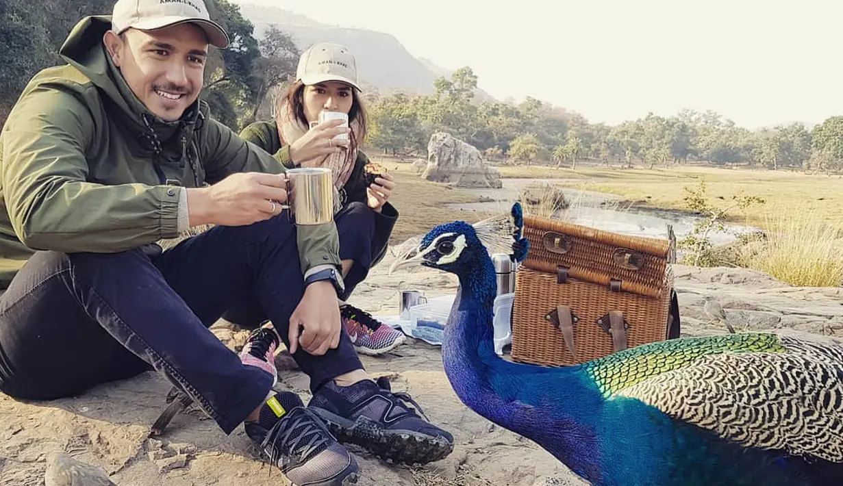 Ngopi pagi bersama burung nasional India. Keduanya begitu menikmati suasana India. Sampai di India, pasangan ini mengunjungi masjid Taj  Mahal. (Instagram/hamishdw)