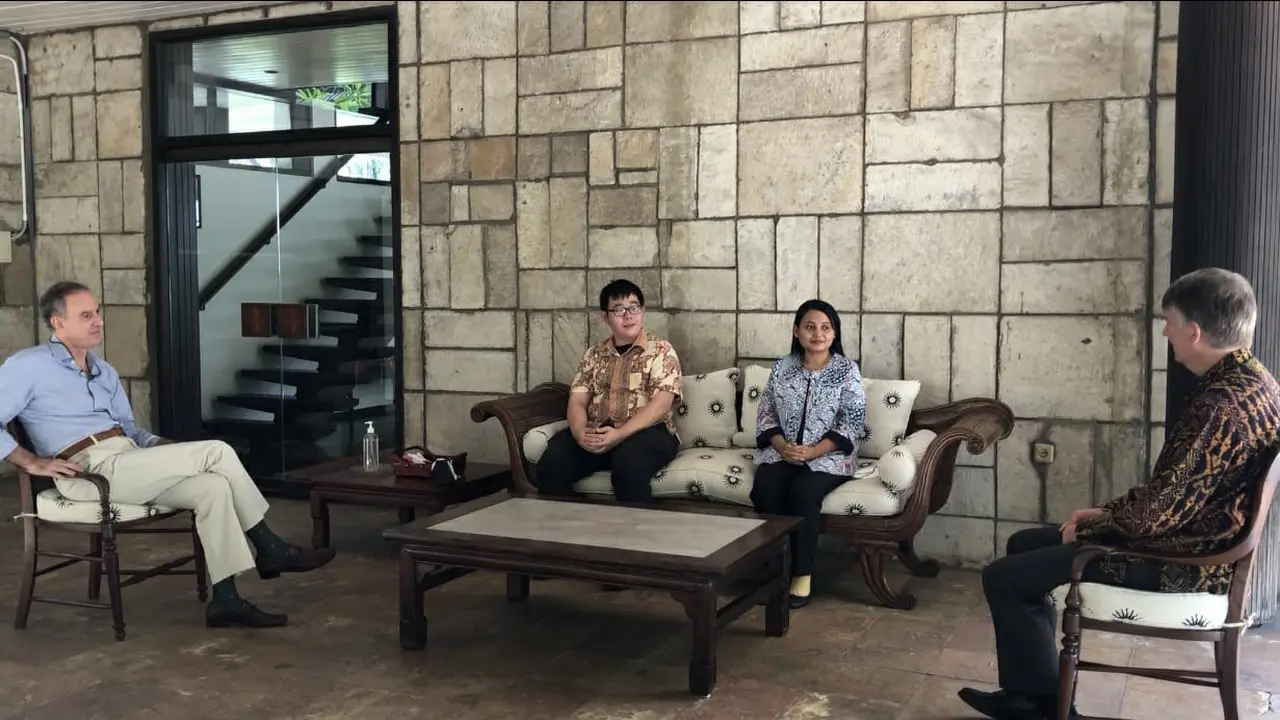 Steven Setiawan, salah satu Perwakilan Pemuda Indonesia mengatakan dirinya sangat senang datang ke pertemuan ini untuk bertemu dengan Duta Besar dari Italia dan Inggris (Kedubes Inggris)