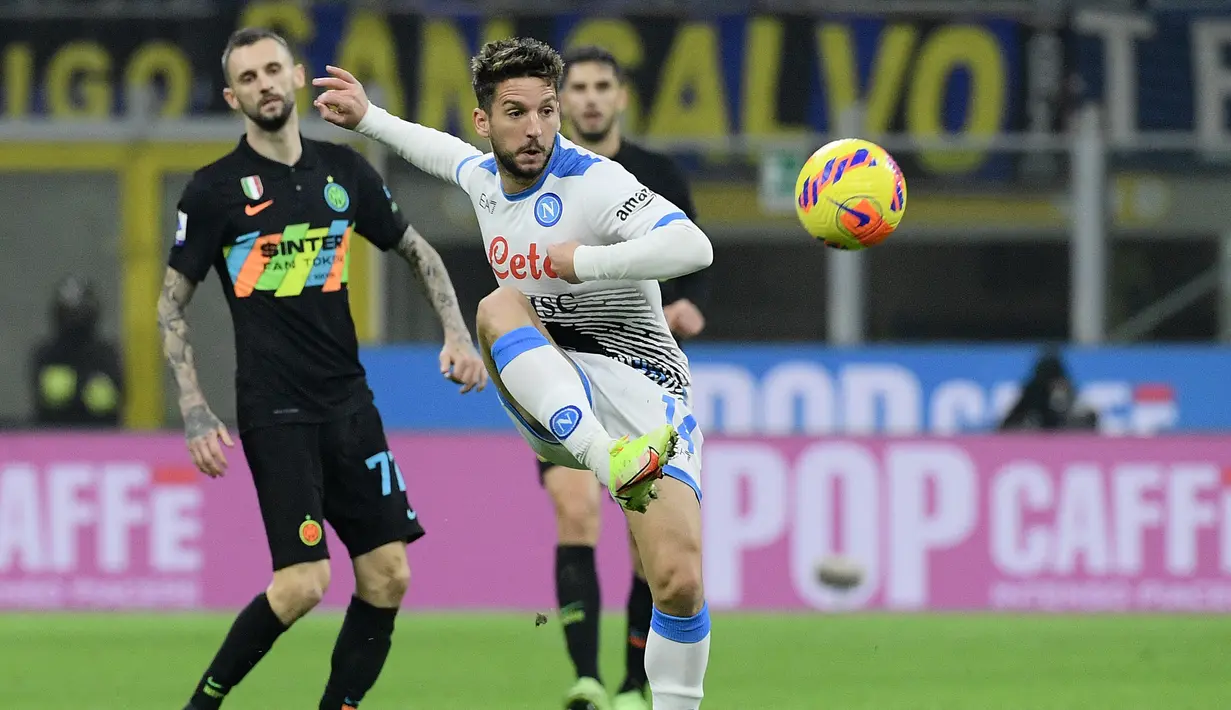 Pemain depan Napoli Dries Mertens (tengah) menendang bola di sebelah gelandang Inter Milan Marcelo Brozovic dalam lanjutan Liga Italia di Giuseppe Meazza, Senin (22/11/2021) dini hari WIB. Inter Milan sukses mengandaskan Napoli dengan skor tipis 3-2. (Filippo MONTEFORTE / AFP)