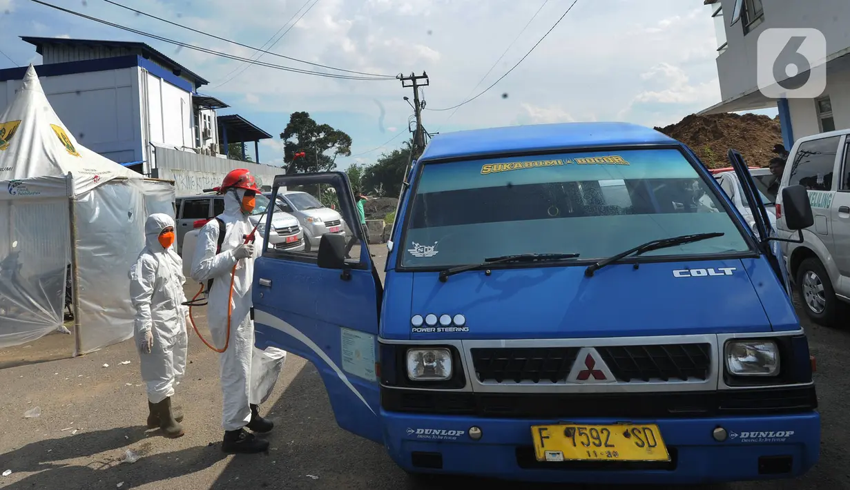 Petugas menyemprot mobil yang ingin menuju wilayah Sukabumi dengan cairan disinfektan di Terminal Cicurug, Sukabumi, Jawa Barat, Minggu (12/4/2020). Proses sterilisasi ini dilakukan untuk mencegah penyebaran virus corona COVID-19. (merdeka.com/Arie Basuki)