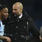 Pep Guardiola (kanan) memberikan selamat kepada Raheem Sterling usai laga melawan Huddersfield Town pada Piala FA putaran kelima di Stadion Etihad, Manchester, Rabu, (1/3/2017). Man.City menang 5-1. (AP/Dave Thompson).