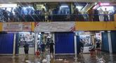 Aktivitas pedagang dan pembeli di Pasar Cipulir, Jakarta, Jumat (23/1/2026). Genangan banjir setinggi sekitar 20 sentimeter menggenangi area dalam Pasar Cipulir, Jakarta. (merdeka.com/Arie Basuki)