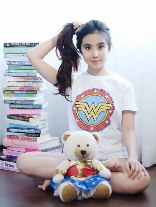 Tak hanya berpakaian glamor, saat mengenakan kaus santai saja Chelsea tetap memukau. Bahkan, ia juga salah satu perempuan yang tidak heboh memakai makeup. (Instagram/agatha_chelsea)